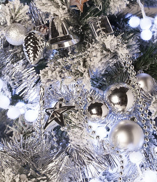 Surtido de adornos navideños en color plata