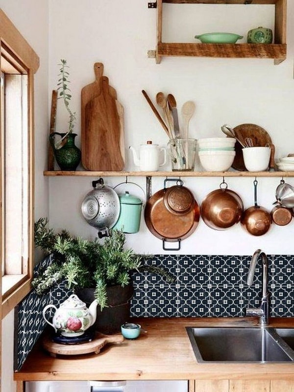 Ollas y utensilios de cocina colgados a la vista 