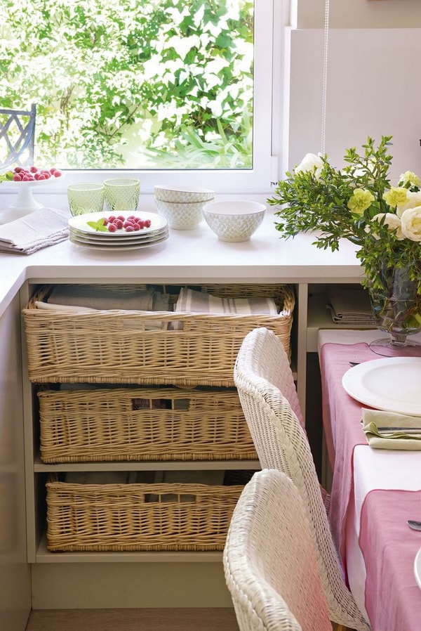 Cestas de mimbre y flores para una cocina rústica