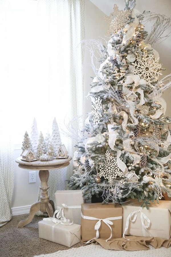 Árbol de Navidad decorado en color blanco