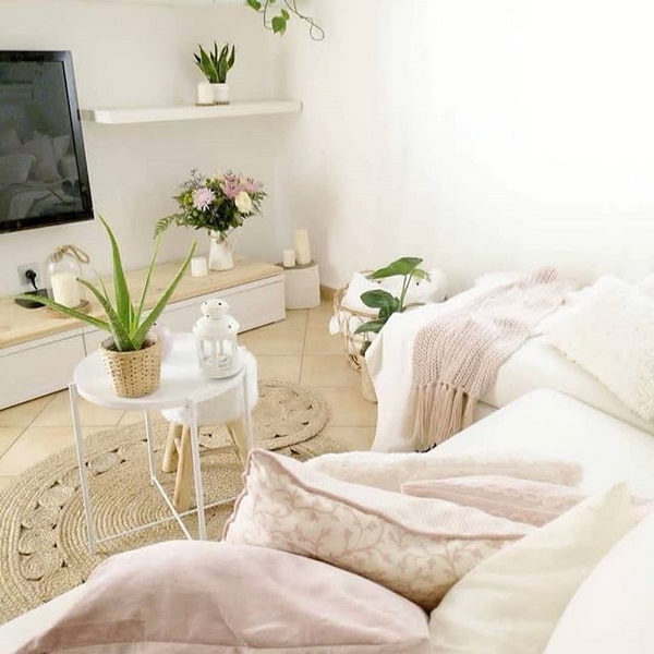 Blanco, rosa y tejidos naturales