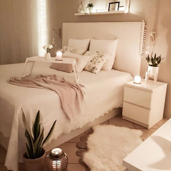 Decoración de un dormitorio con textiles y velas