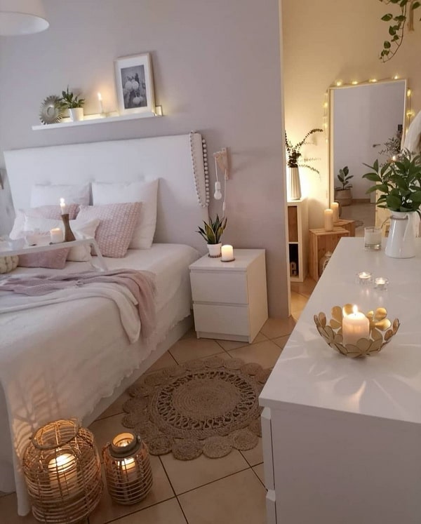 Encantador dormitorio con muchas velas