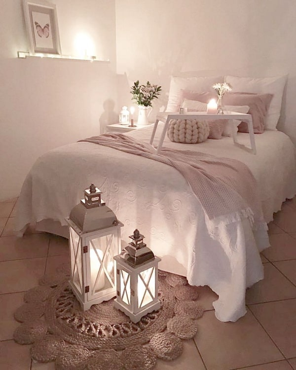 Dormitorio principal decorado con velas