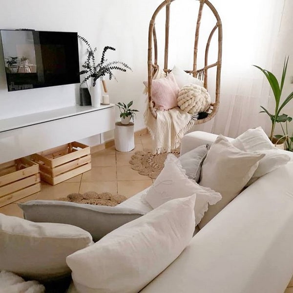 Silla colgante y cajas de madera para decorar