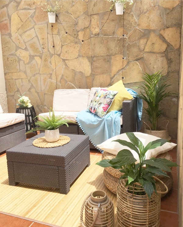 Exterior decorado con estilo nórdico y toques bohemios