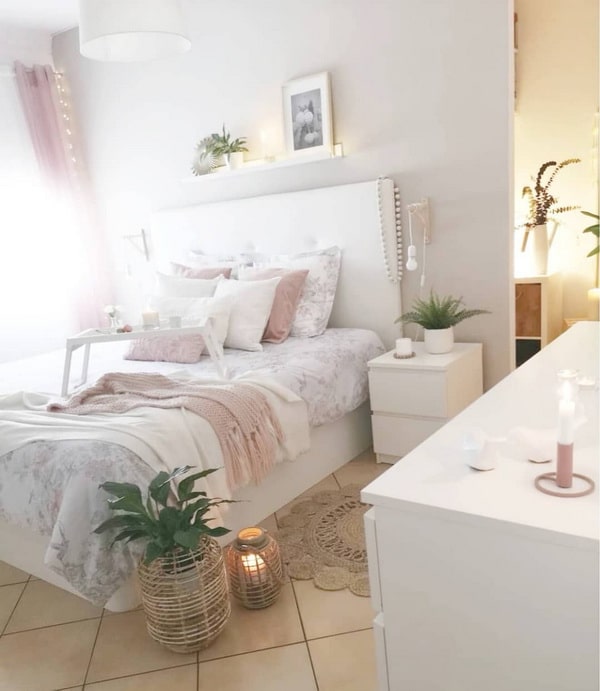 Dormitorio en blanco con guirnaldas de luz