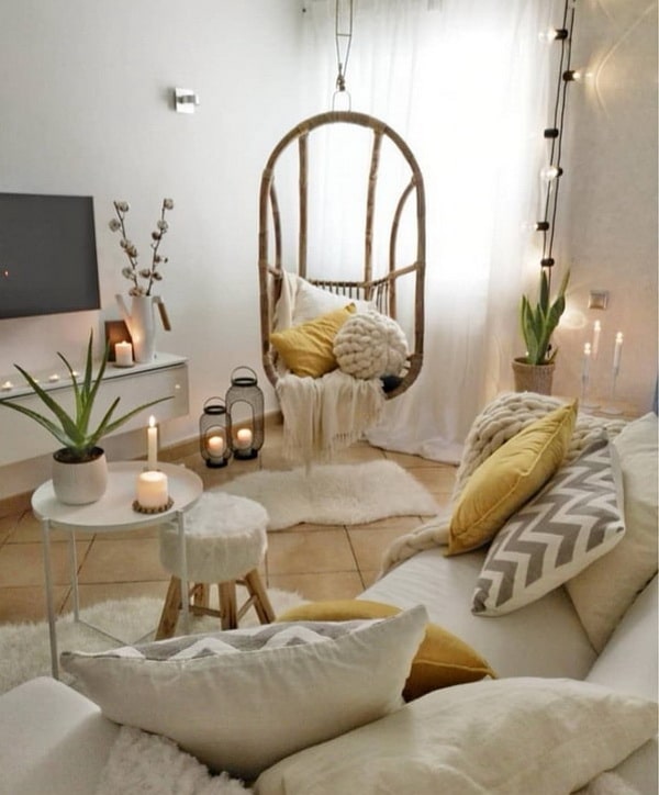 Silla colgante y velas para decorar la sala