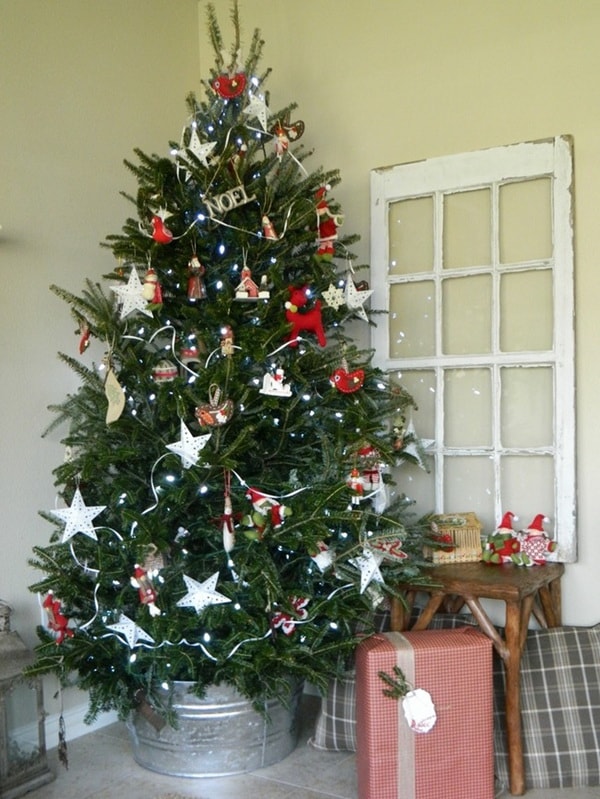 Base del árbol de Navidad con cubos de metal