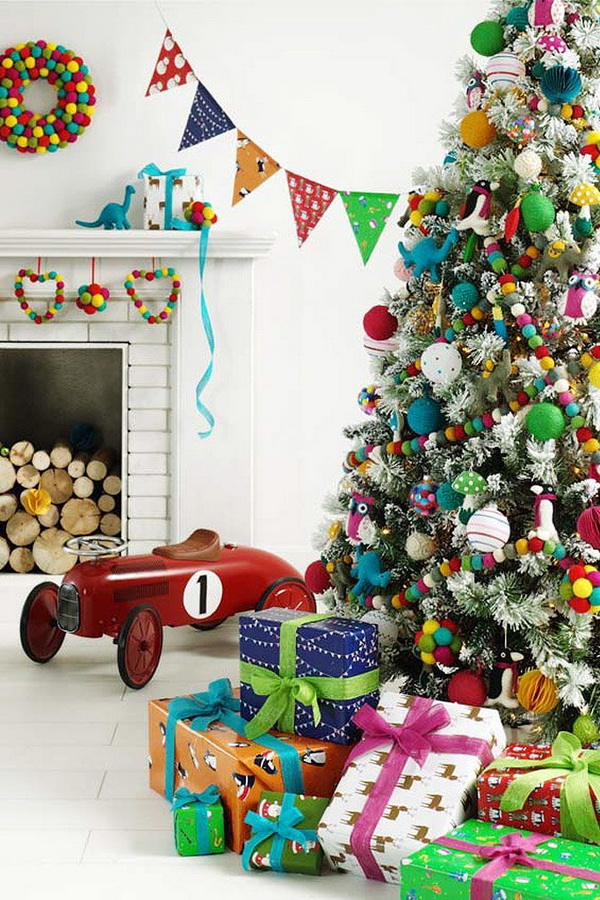 Regalos al pie del árbol de Navidad para decorar