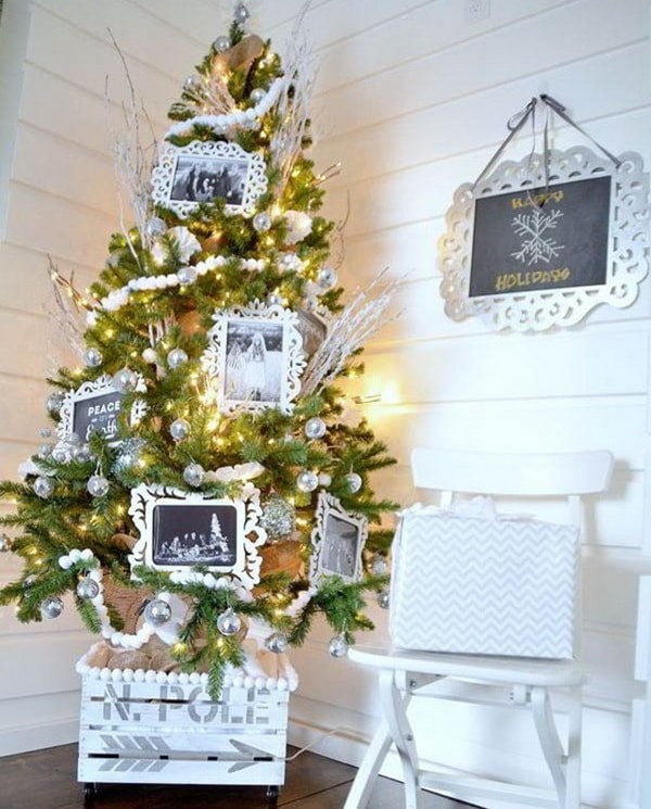 Pie de árbol de Navidad con caja de madera