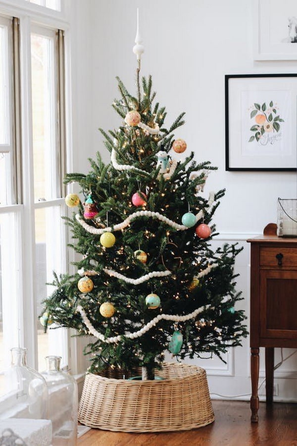 Cesta de mimbre como base del árbol de Navidad