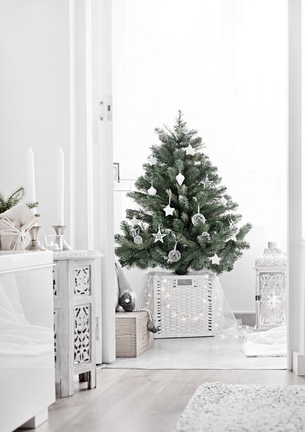 Ceta de mimbre como pie de árbol navideño