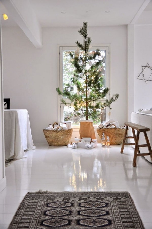 Sacos de papel para decorar la base del árbol de Navidad