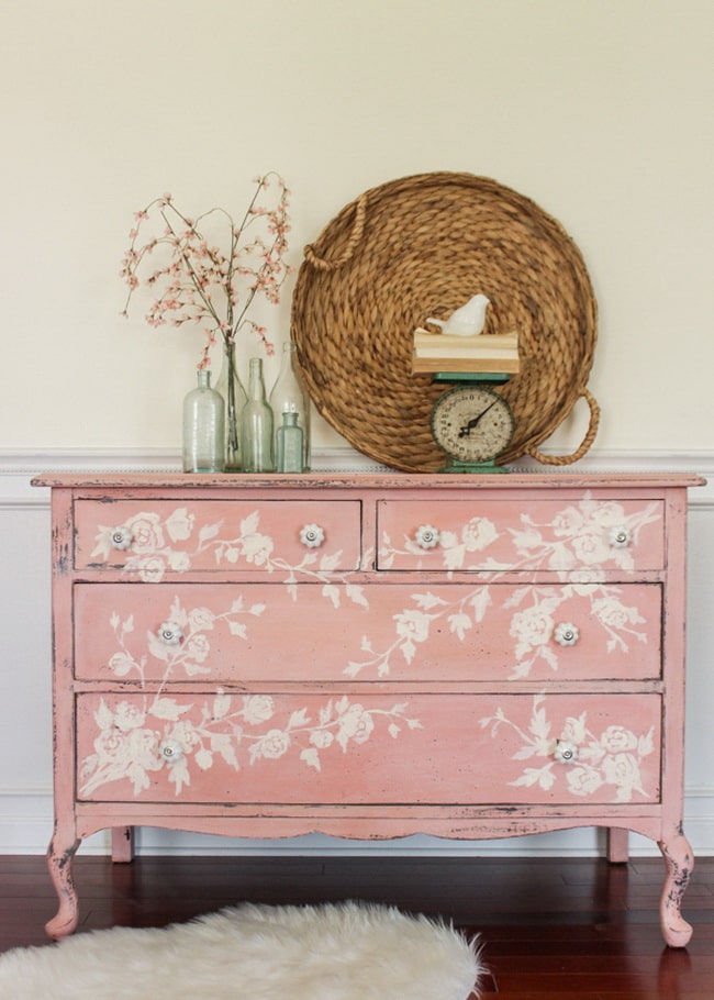 Mueble decorado con stencil