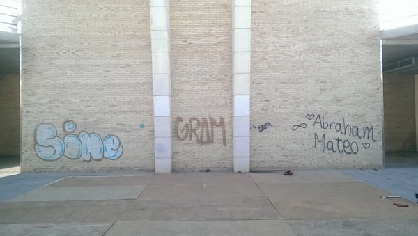 Pared con graffitis, antes.