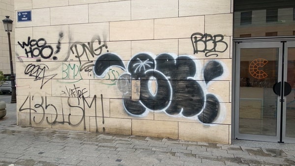 Graffitis en fachada de edificio