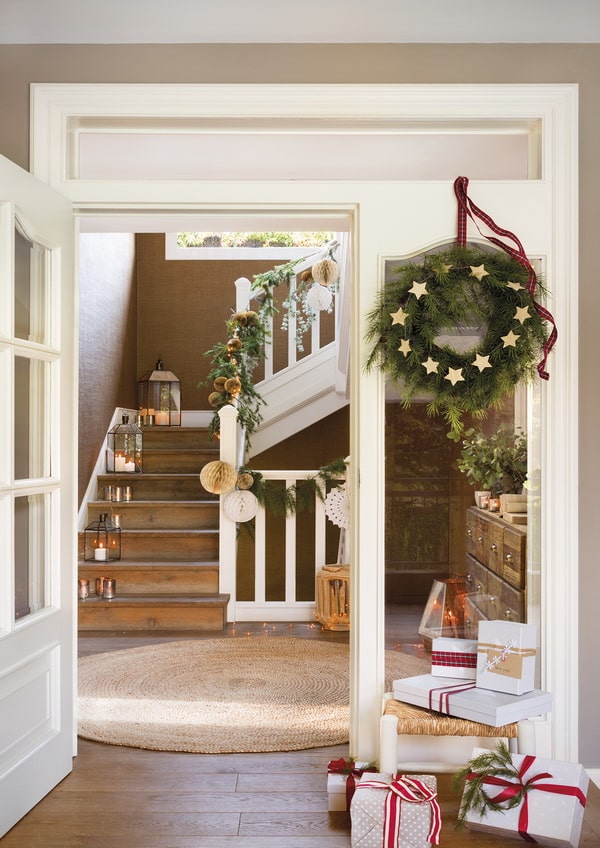 Escalera decorada con velas navideñas
