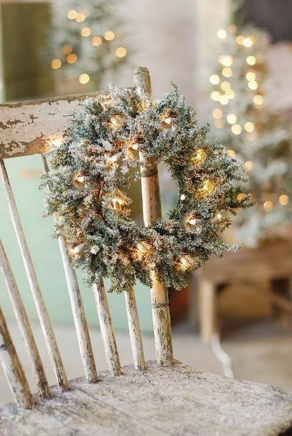 Sillas decoradas con guirnaldas de luces navideñas