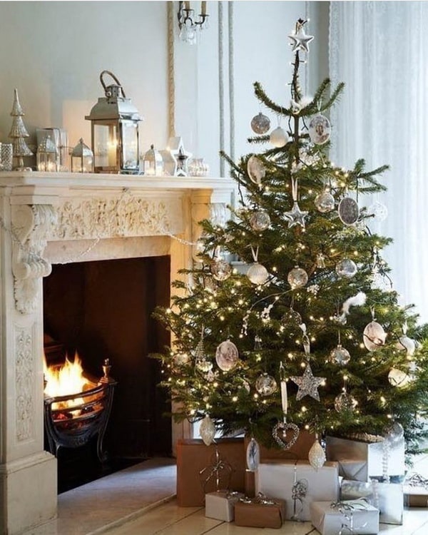 Decoración del árbol de Navidad con guirnaldas LED