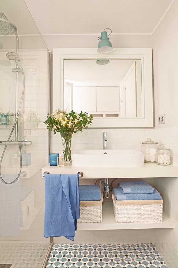 Decoración de baños con flores y textiles