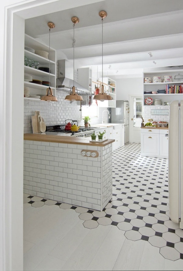 Cocina blanca con madera