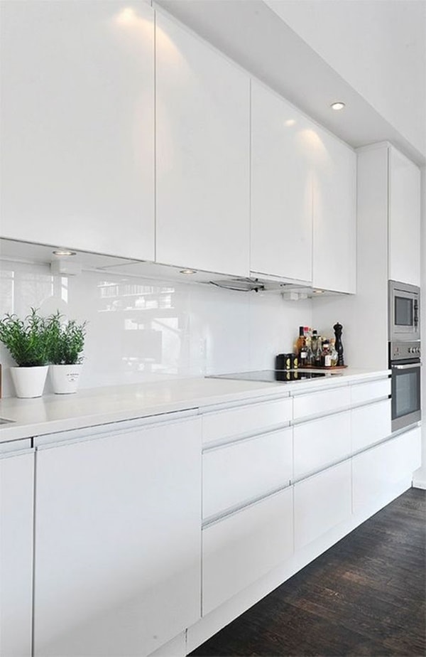 Cocina blanca con plantas
