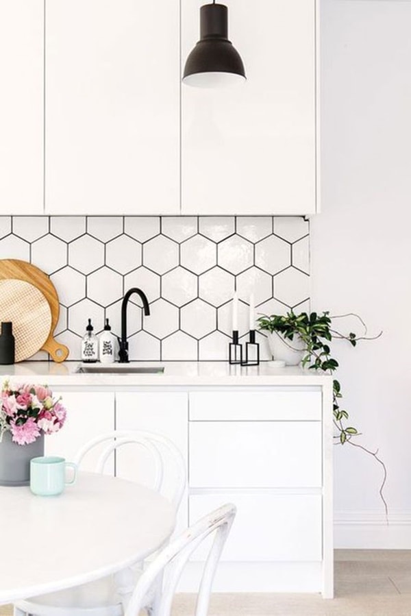 Cocina blanca con toques negros