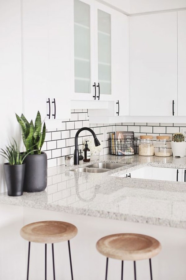Cocina blanca con toques negros