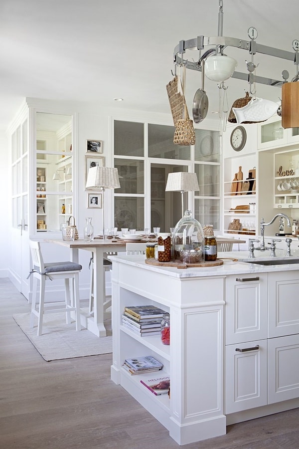Cocina blanca amplia