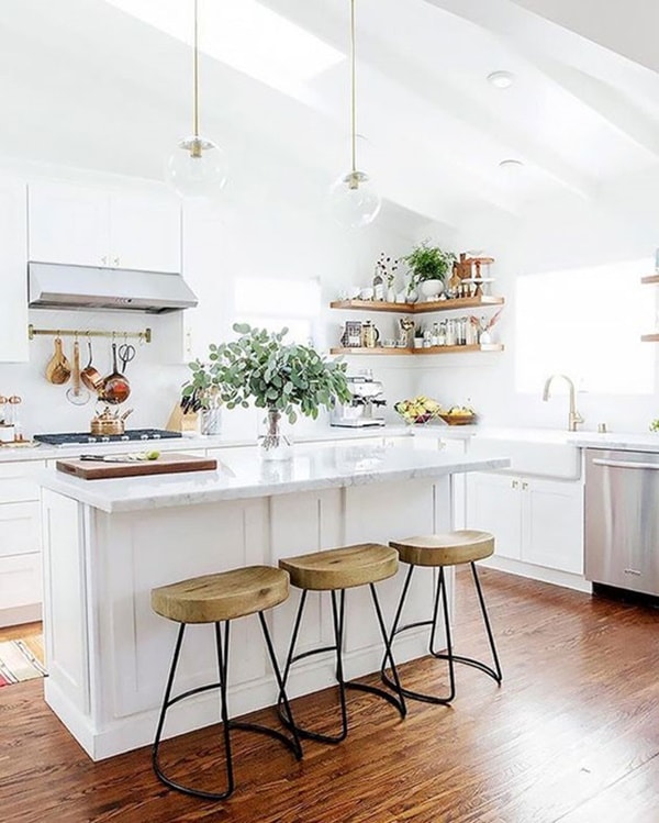 cocina blanca con toques de madera