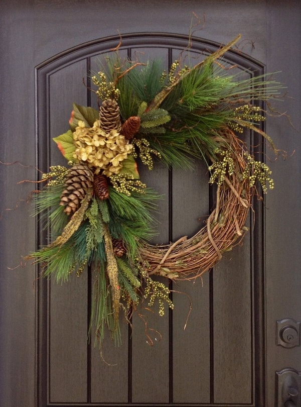 Coronas de Navidad hechas con ramas y flores