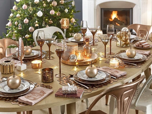 Disposición de los elementos en la mesa de Navidad