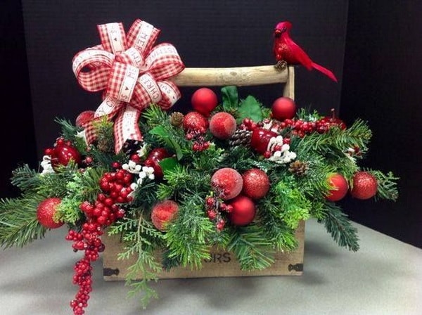 Arreglo navideño hecho con una caja de madera