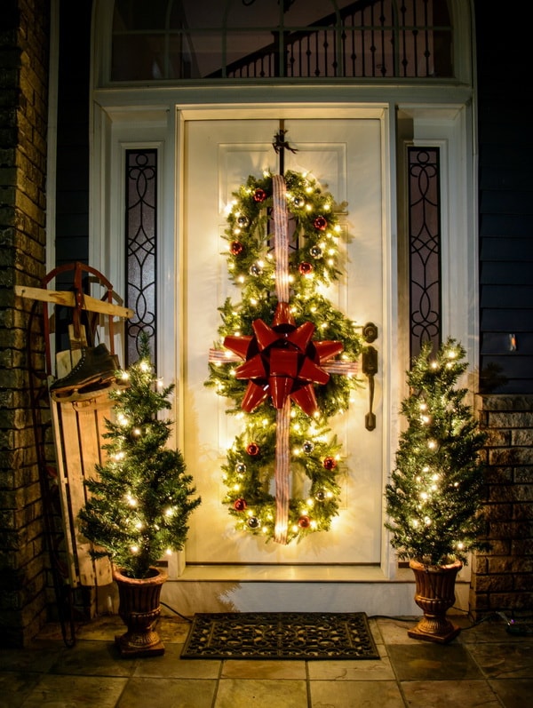 Coronas de Navidad en la puerta de ingreso