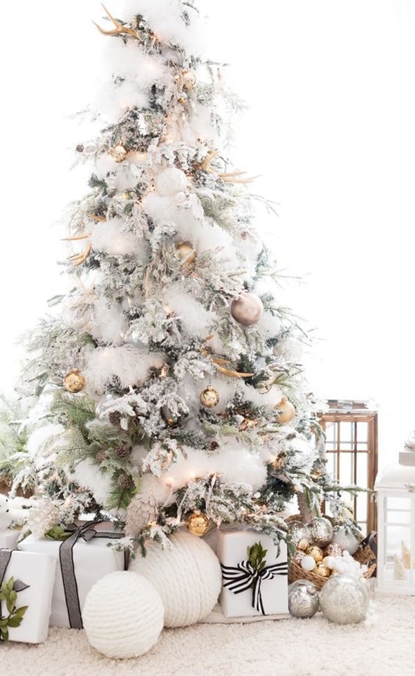 Decoraciones navideñas en blanco