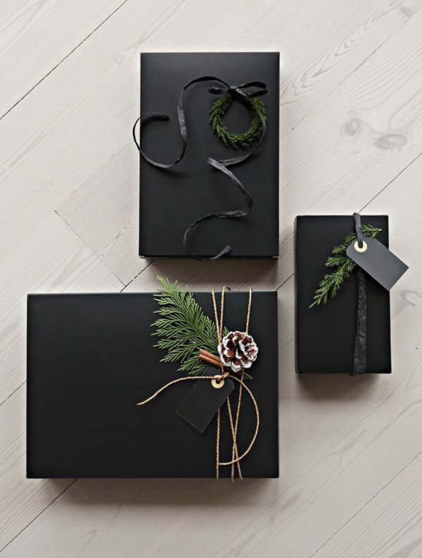 Regalos envueltos con papel negro