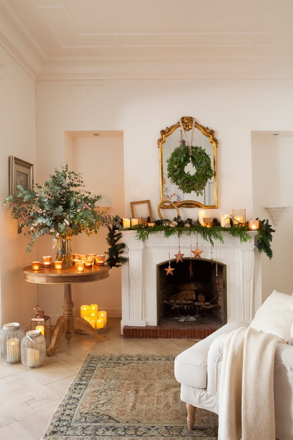 Chimeneas decoradas con guirnaldas de Navidad
