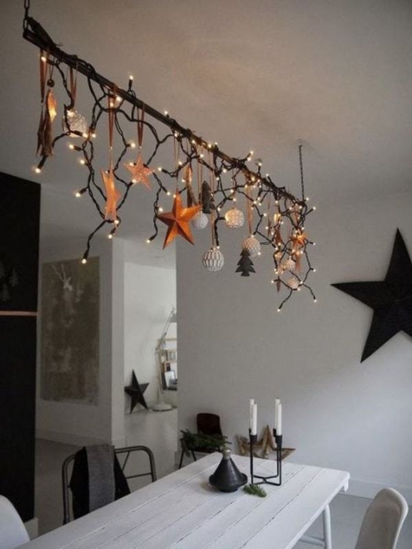 Mesas navideñas decoradas con guirnaldas