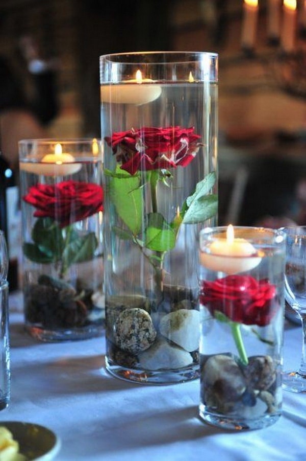 Centro de mesa navideño con velas flotantes