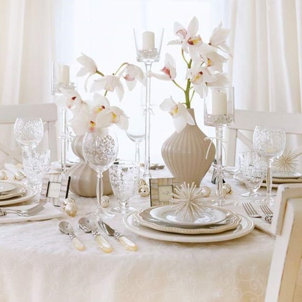 Centros de mesa navideños con flores blancas