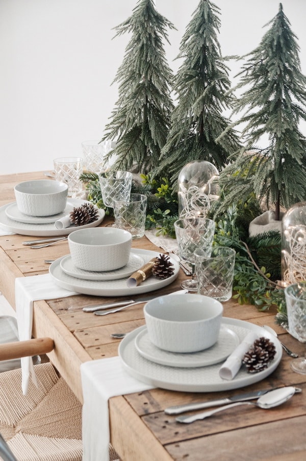 Decoración navideña en verde y madera