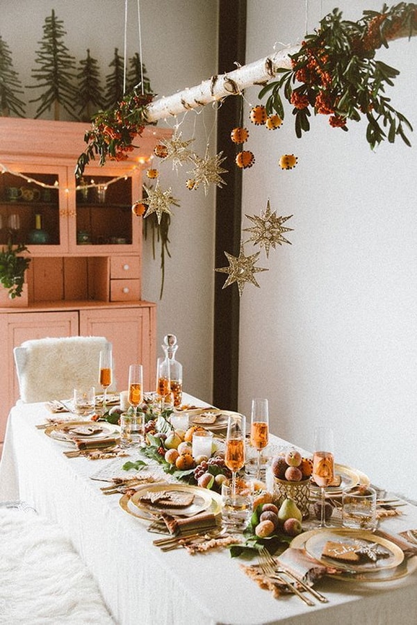 Mesa navideña en tonos marrones y naranjas