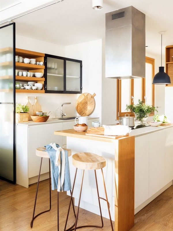 Cocinas blancas con detalles en madera