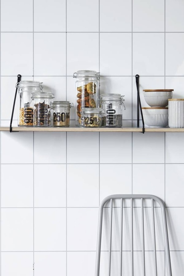Botes de cristal en la cocina