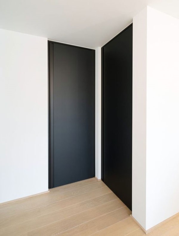 Puertas lacadas negras