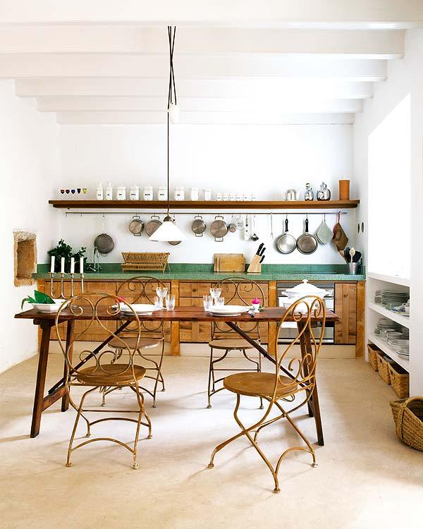 Vigas de madera pintadas en la cocina