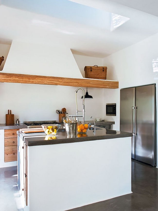 Cocina rústica con vigas de madera