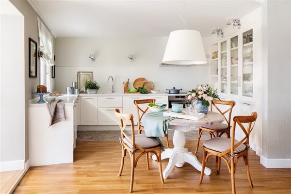 Cocina con suelo laminado