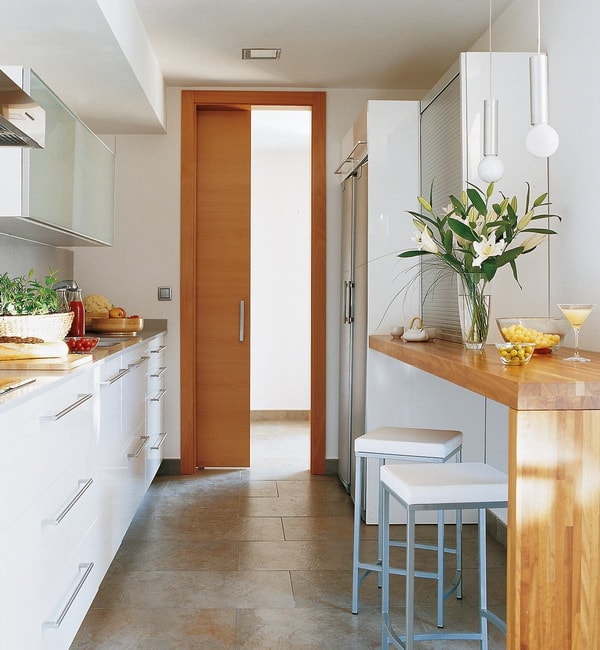 Cocina con pequeña barra